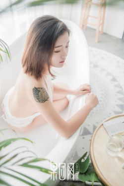 父亲把四个女儿日出水